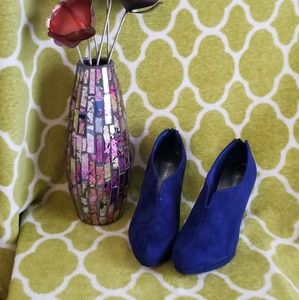 Size 7.5 Jasmine blue suede booties